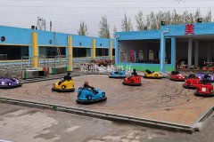 地網(wǎng)碰碰車(chē),彎月飄車(chē)游樂(lè)設(shè)備商丘客戶(hù)現(xiàn)場(chǎng)